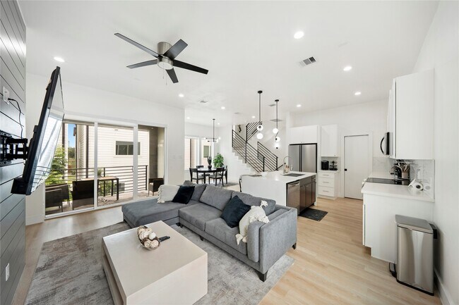 Photo - 3010 Delano St