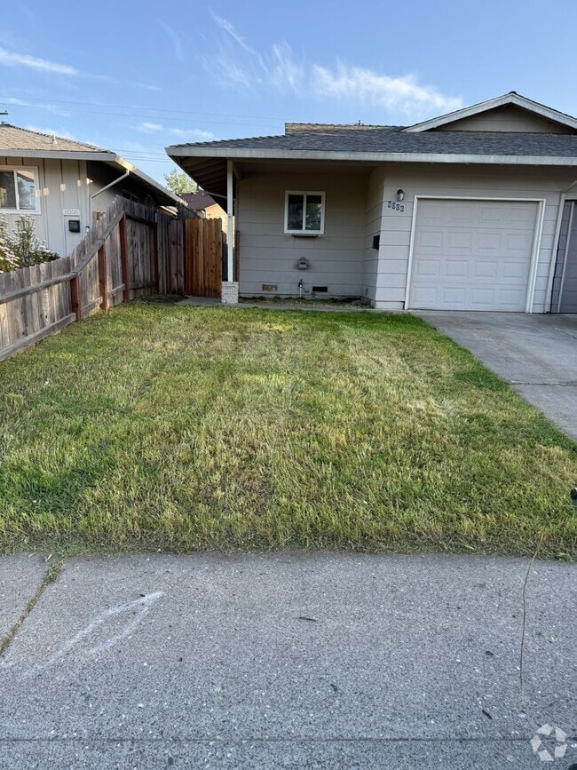 Building Photo - Great 2 BR/1BA /832SF Duplex w/Private 1 C... Rental