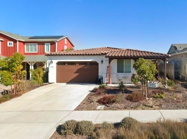 Building Photo - 3 bed 2.5 bath