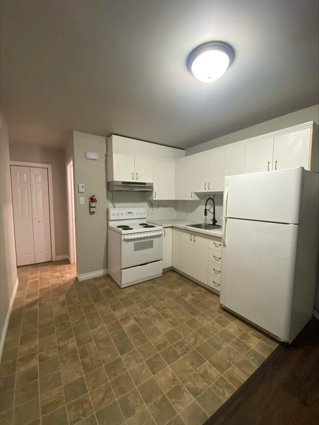 Building Photo - 894 Rue Principale Unit 3