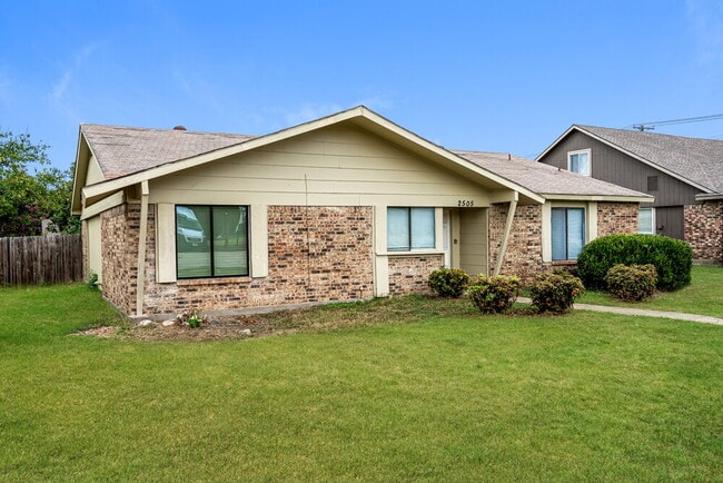 Photo - 2505 Crown Cir