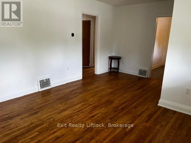 Photo - 303 Caddy St