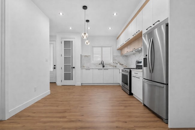 Photo - 1 - 4603 21 ave