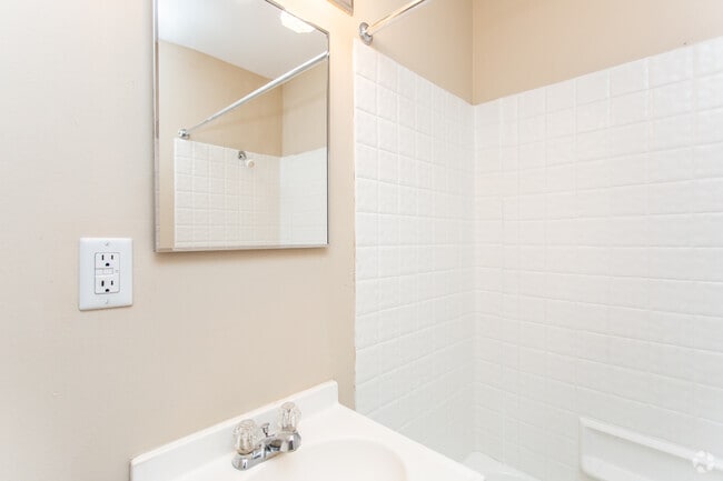 1BR, 1BA - 450 SF