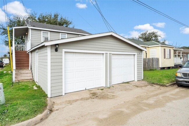 Building Photo - Lovely 2 Bedroom 2 Bath Duplex