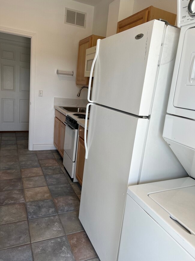 Kitchen - 11070 Densmar Rd Unit B