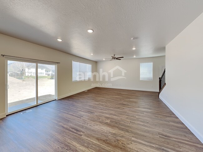 1218 N Golden Spoke Dr