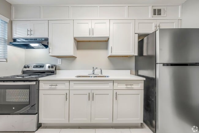 Building Photo - Comfortable 2BR Living with Easy Access to Everything Unit B8