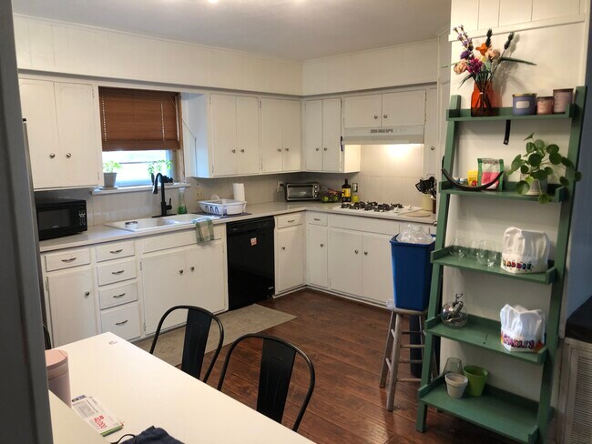 Charming kitchen with plenty of storage - 1301 Kendolph Dr Unit Room 1