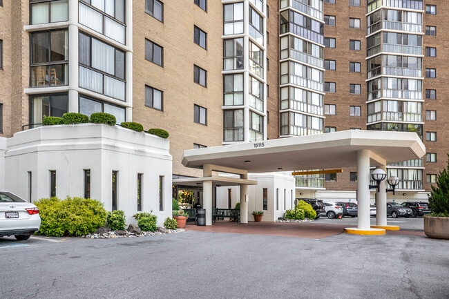 Welcoming Covered Entrance - 15115 Interlachen Dr Unit 112