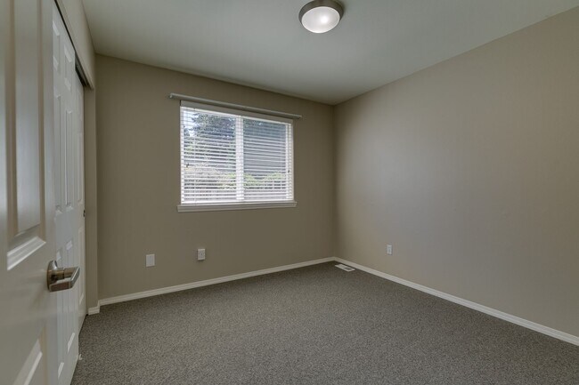 Shoreline Rambler Available NOW! 4 Bed 2 Bath w/spacious backyard!