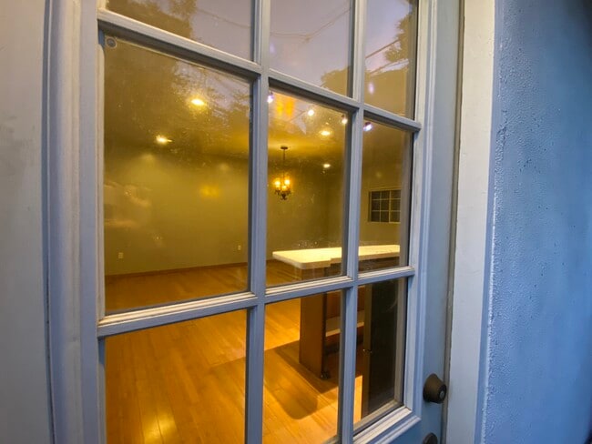 Building Photo - 1912 Stoner Ave Unit studio guest house #1