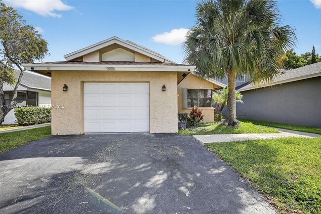 Photo - 581 Lakeside Cir