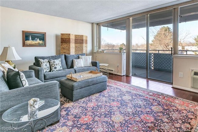 Photo - 1 br, 1 bath - 1460 Elm St