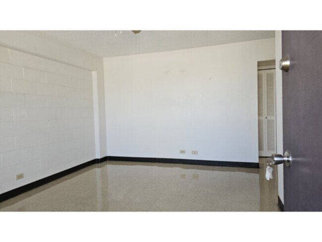 Building Photo - 1 bedroom, 1 bath, 1 parking near UH Rental