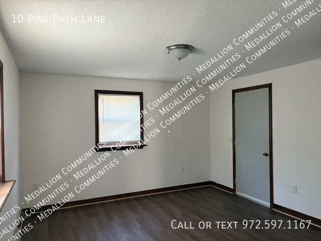 Building Photo - 10 Pine Path Ln