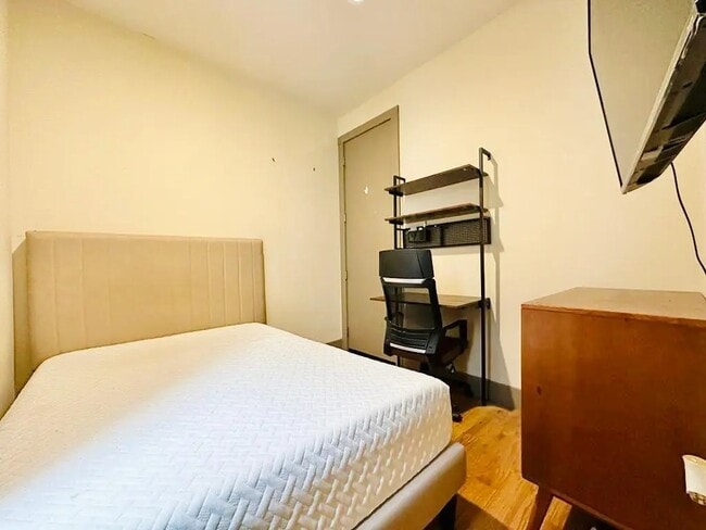 Building Photo - Furnished room/NOT APARTMENT Unit 3E