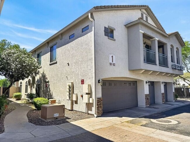 Building Photo - 4Bedroom/2.5Bath Townhome Ready for You!!