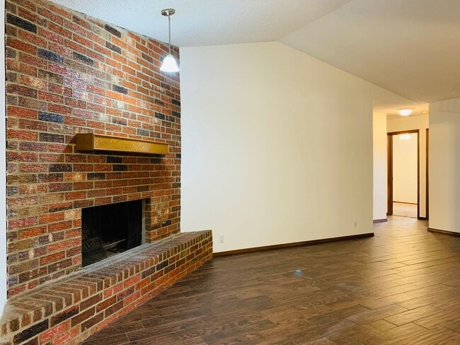 Photo - 3 Bed | 2 Bath | 2 Car Garage - Duplex - UNDER $1000 per month - Putnam City Schools