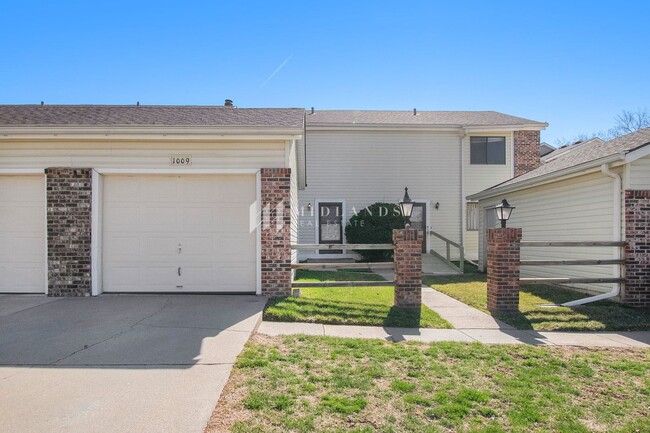 Building Photo - Bellevue Townhome
