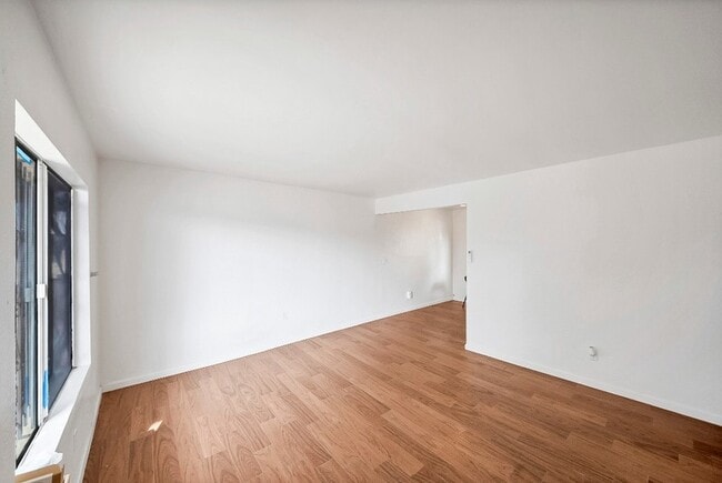 Building Photo - 2458 Normandie Ave Unit 2