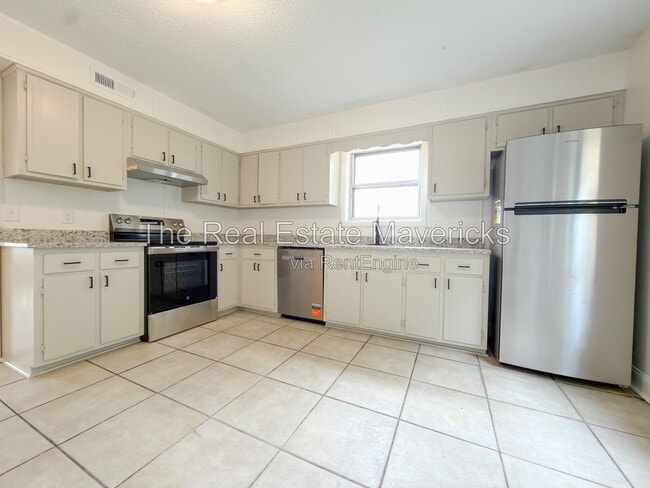 Building Photo - 2318 Green Forest Dr