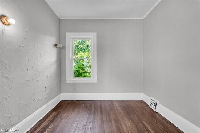 Building Photo - 1321 W 85th St Unit 2
