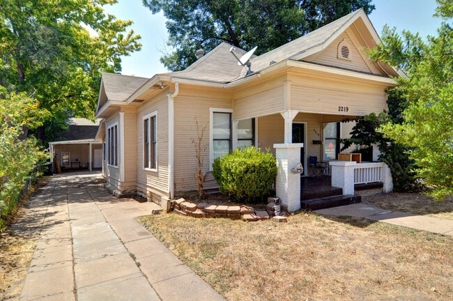 Building Photo - 2219 Refugio Ave Rental