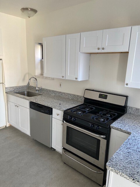 Kitchen/Breakfast Nook - 5015 Tholozan Ave
