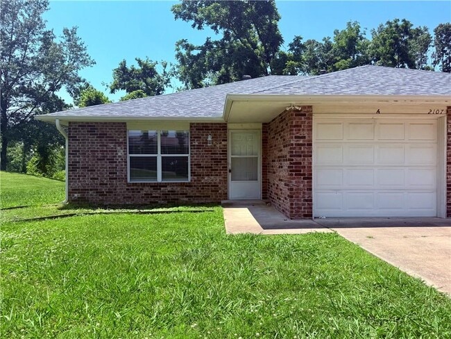 Photo - 2107 Oakwood Ave Townhome