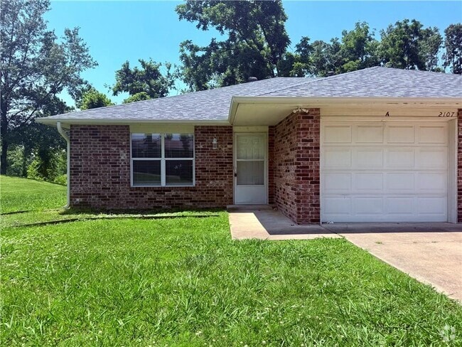 Building Photo - 2107 Oakwood Ave Rental