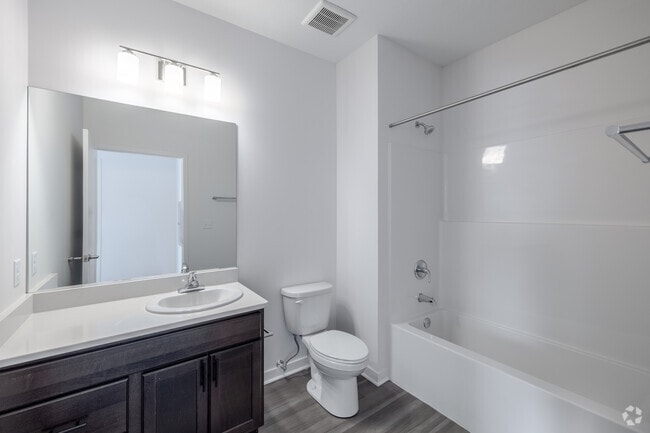 1BR, 1BA - 811SF - Primary Bathroom