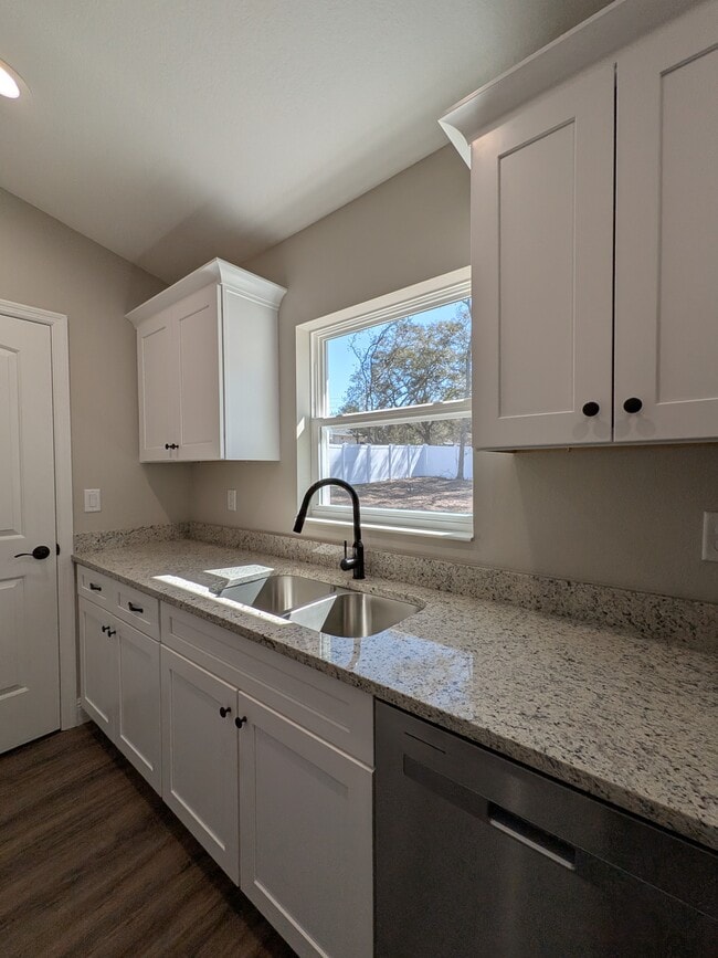 754 W Deacon Pl