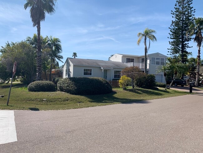 16100 Redington Dr