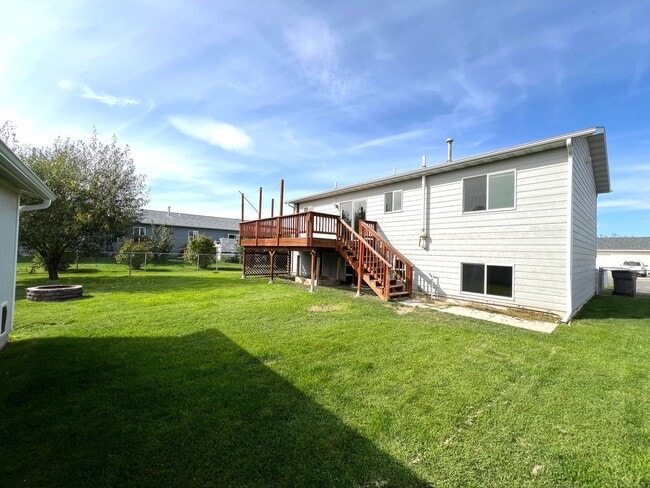 Photo - Pet Friendly 4 Bed 2 Bath Single Family Home W/ Fully Fenced Yard, Double Car Garage Located in E...