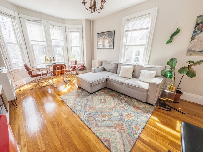 Building Photo - 35 Essex St Unit 2