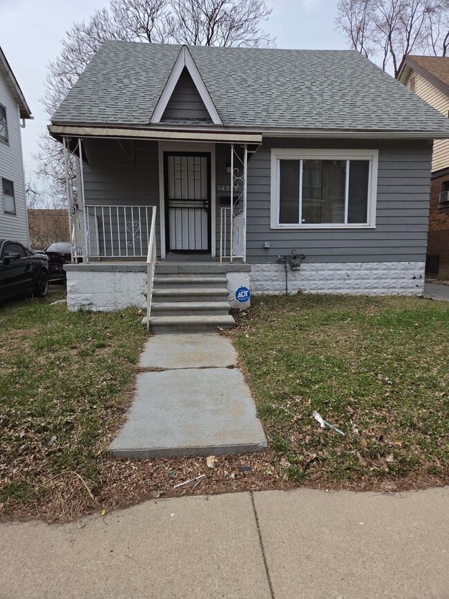 Building Photo - Three Bedroom Open Floorplan
