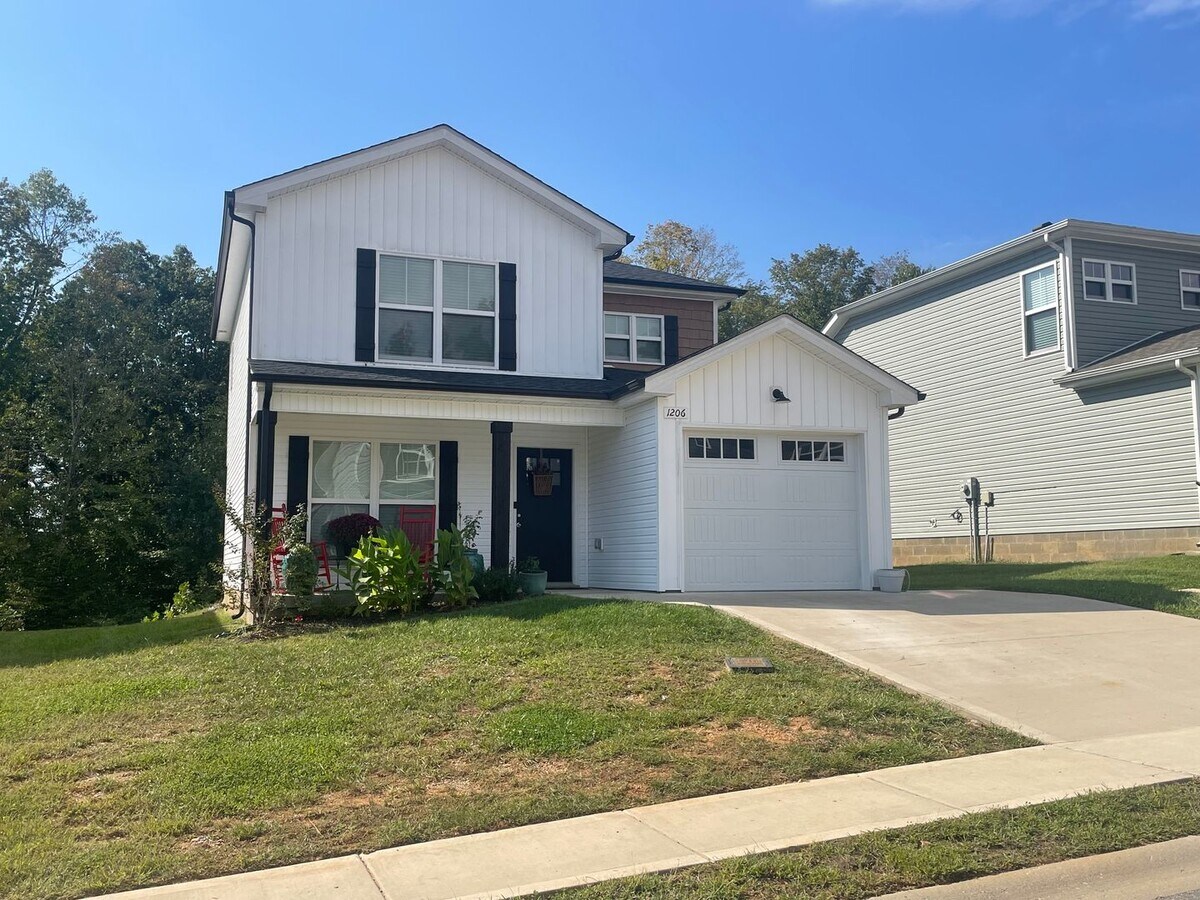 Photo - Beautiful 3 Bedroom Close to Liberty Park ...