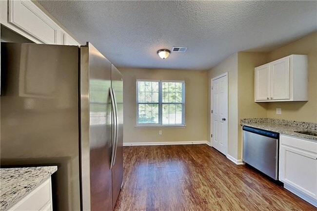 Photo - 230 Farm St