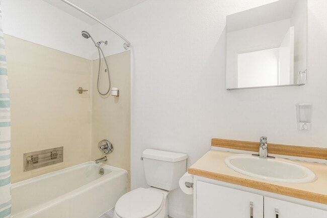 Photo - Cozy & sweet 1/1 condo in Lake Oswego with covered parking and storage included! Unit 212