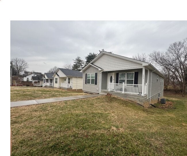 Building Photo - 903 4th St