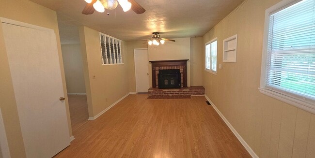 Photo - 3 BR 2 BA 2 Living Areas! Glendale Schools!  $1295