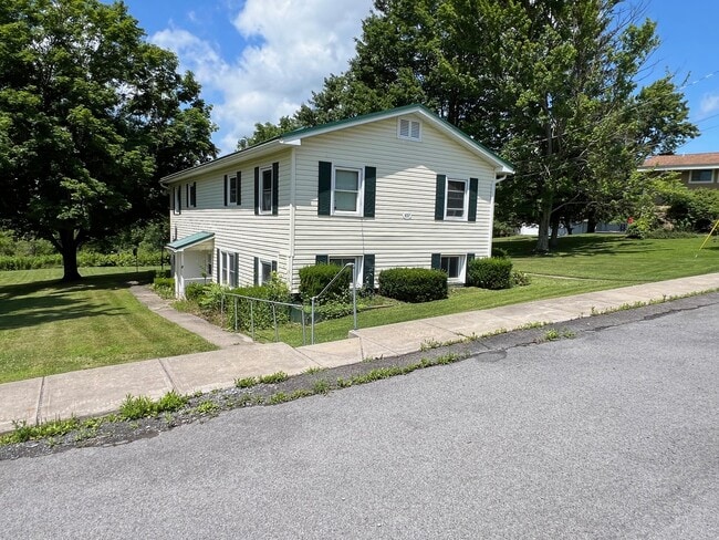 Building Photo - 107 Oak Hill Rd Unit 4