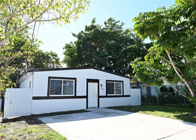 Photo - 747 NW 5th Ct House