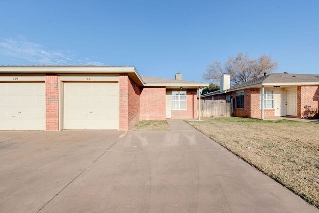Building Photo - Updated 3/2/1 in Shadow Hills!