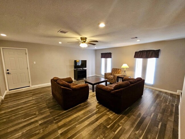 Photo - 5840 Oleander St