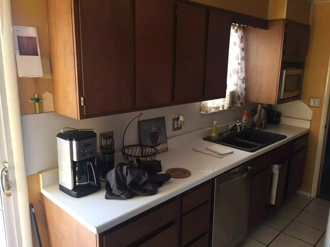 Building Photo - 1102 N Willow Dr