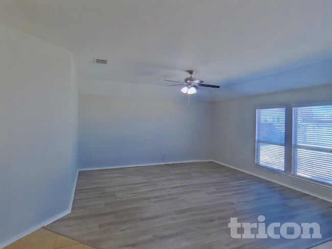 Photo - 605 W Grove Cir