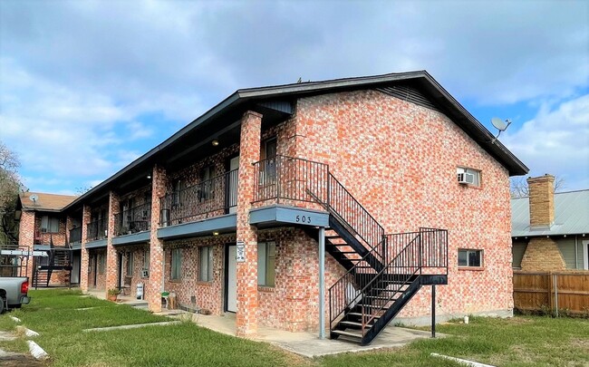Building Photo - SPACIOUS ONE BEDROOM APARTMENT Unit Apt 10