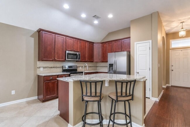 3712 Claiborne Cir
